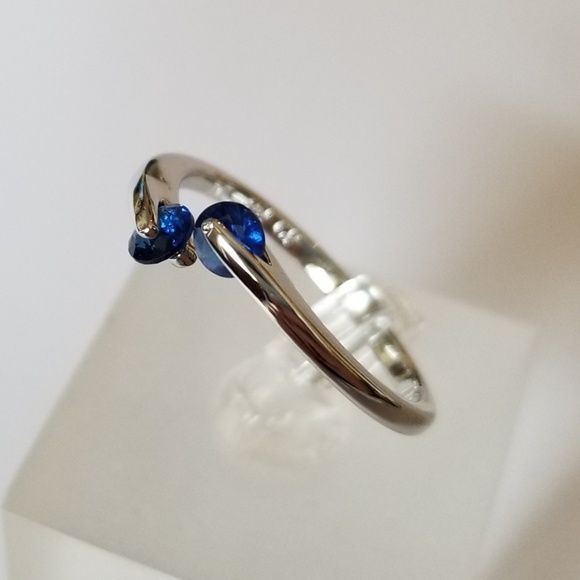 Delicate 18k Ring - Picture 4 of 7